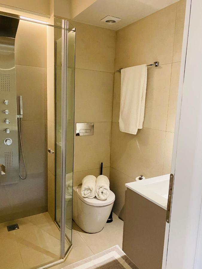 New 2Bd Aprt With Shared Rooftop Pool E2 เอเธนส์ ภายนอก รูปภาพ