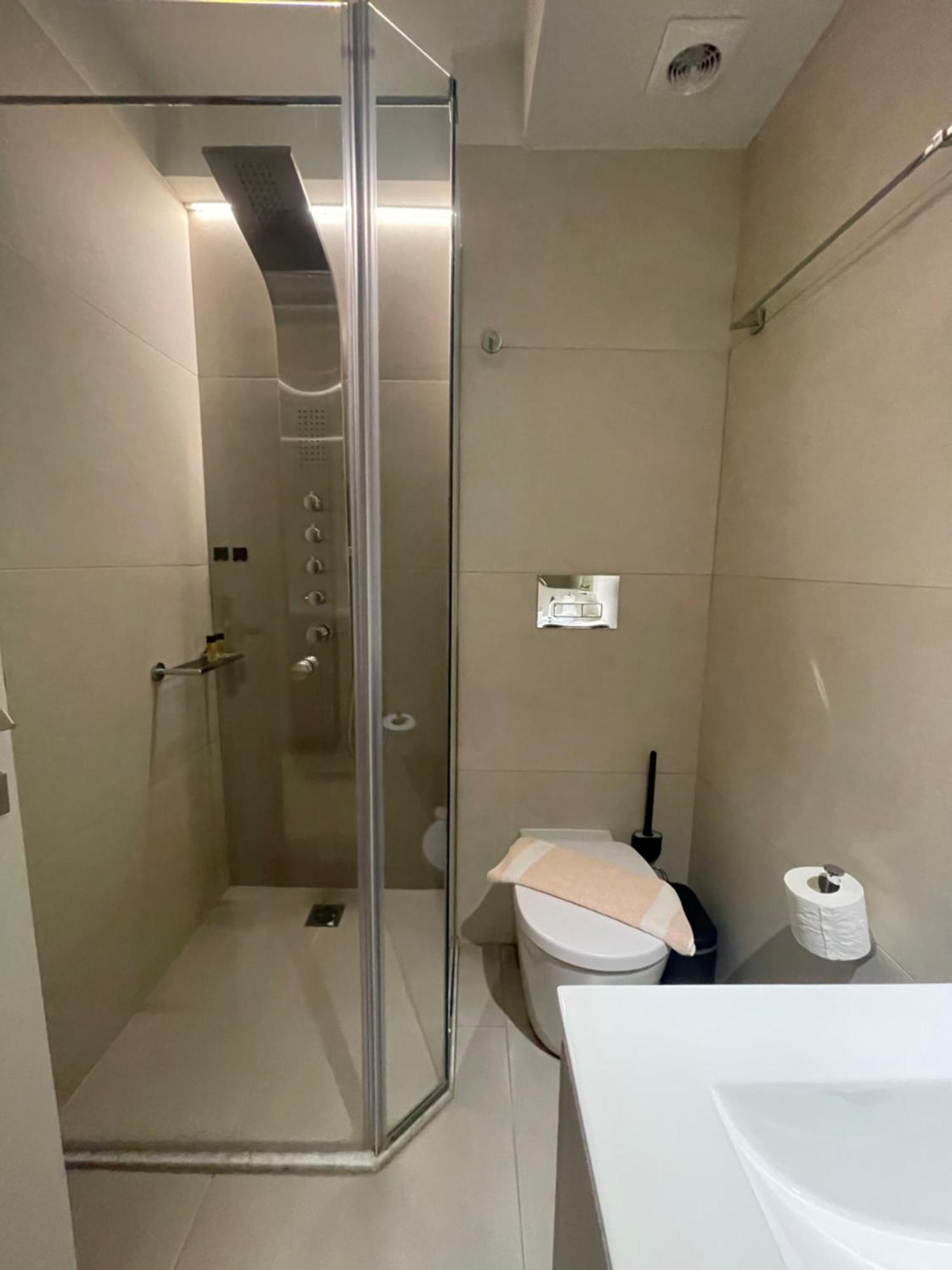 New 2Bd Aprt With Shared Rooftop Pool E2 เอเธนส์ ภายนอก รูปภาพ